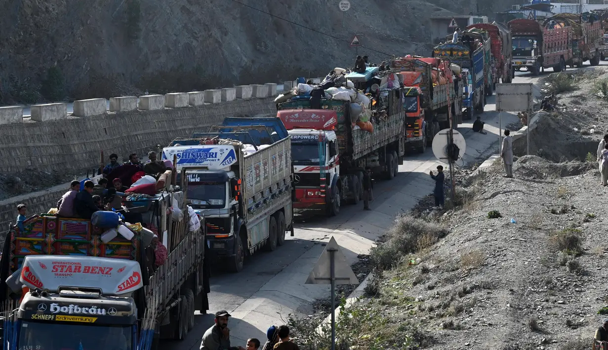 Pengungsi asal Afghanistan dipaksa keluar menyusul keputusan pemerintah Pakistan untuk mengusir orang-orang yang tinggal di negara tersebut secara ilegal. (Abdul MAJEED/AFP)
