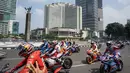 Para rider juga sempat melintasi bangunan ikonik ibukota Jakarta, yakni Bundaran HI. (Bola.com/Bagaskara Lazuardi)