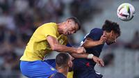 Cristiano Ronaldo berduel dengan bek PSG, Marquinhos pada laga uji coba hari Selasa (25/07/2023) malam WIB. Al Nassr cuma bermain imbang 0-0. (PAUL MILLER / AFP)