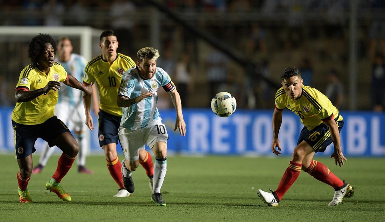 Striker Argentina, Lionel Messi, berusaha melewati hadangan pemain Kolombia pada laga kualifikasi Piala Dunia 2018 zona CONMEBOL di Estadio San Juan del Bicentenario, Selasa (15/11/2016). (AFP/Juan Mabromata)