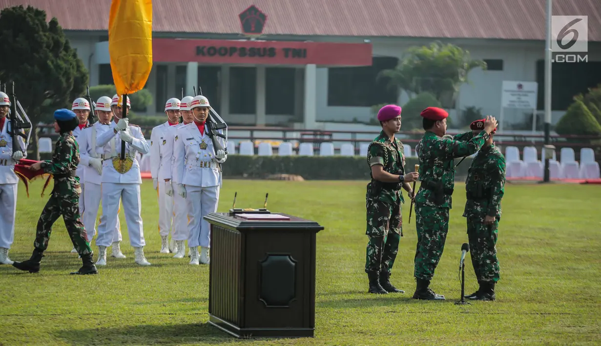 Panglima TNI Marsekal Hadi Tjahjanto (dua kanan) memasangkan baret kepada Brigjen TNI Rochadi saat melantiknya sebagai Komandan Koopssus TNI di Lapangan Markas Koopssus TNI, Mabes TNI, Jakarta, Selasa (30/7/2019). Koopssus TNI berasal dari matra darat, laut, dan udara. (Liputan6.com/Faizal Fanani)