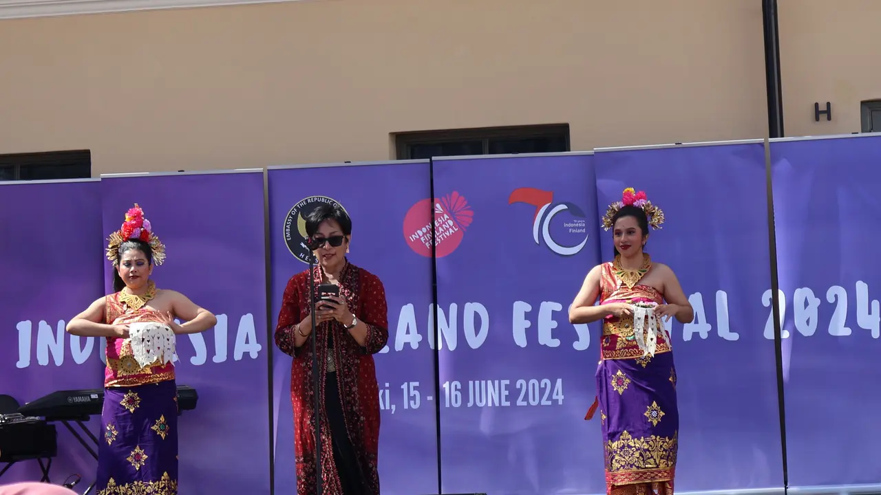 Duta Besar Indonesia untuk Finlandia dan Estonia, Ratu Silvy Gayatri, dalam acara Indonesian and Finland Festival (IFF) 2024 di Lasipalatsian Aukio, Helsinki, pada Sabtu dan Minggu (15-16/6/2024). (Dok. KBRI Helsinki)