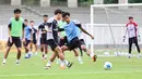 Arlyansyah Abdulmanan mencoba melewati Muhammad Ragil pada sesi latihan bersama Timnas Indonesia U-20 di Stadion Madya, Gelora Bung Karno, Jakarta, Rabu (5/2/2025). (Bola.com/Abdul Aziz)