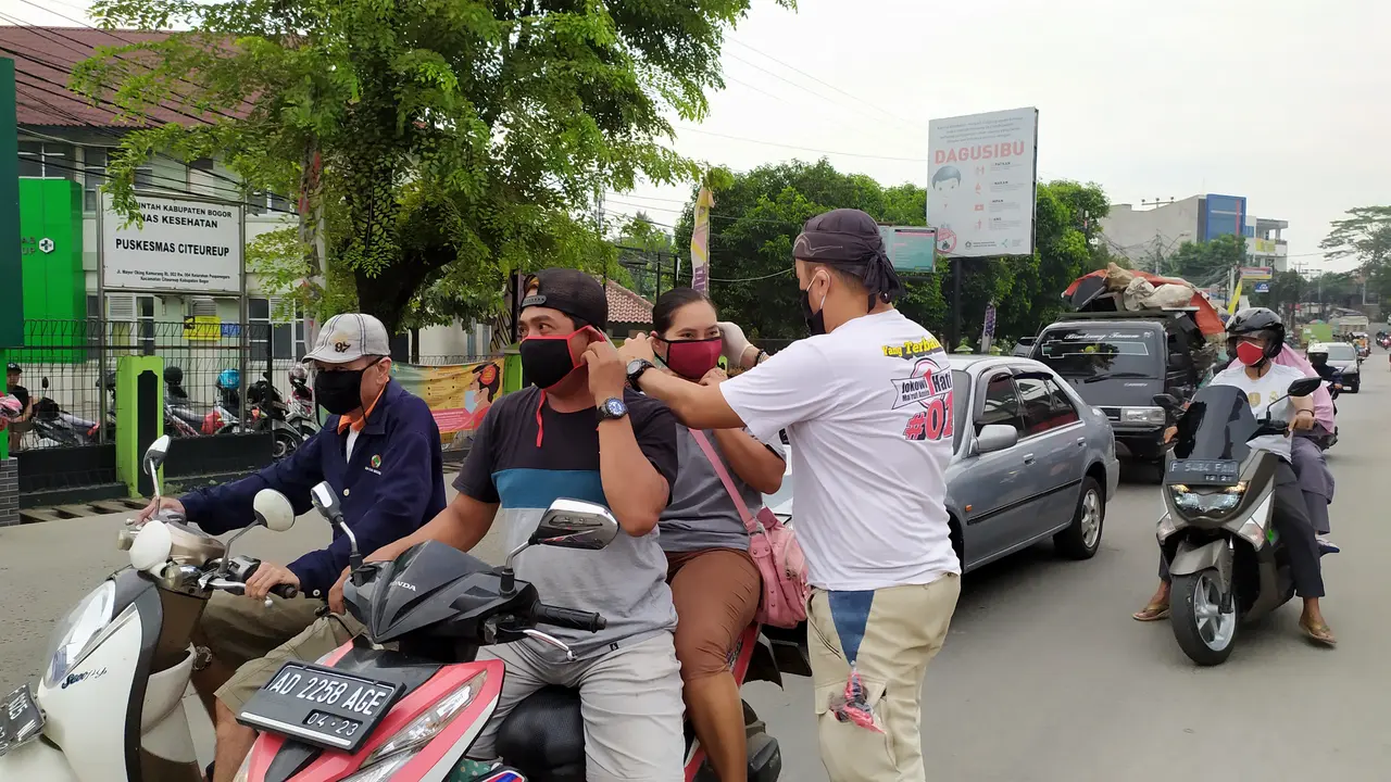 Aksi solidaritas penanganan virus Corona atau Covid-19 di Bogor, Jawa Barat.