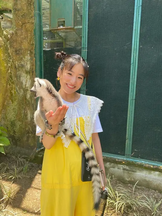 Pilihan warna outfitnya juga cerah yang membuat tampilannya terlihat fresh dan playful. @haruuuu_chan.