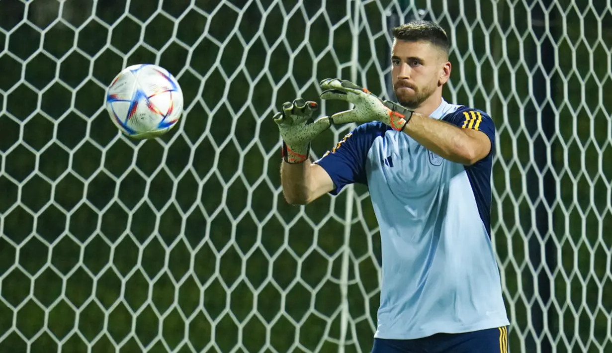 <p>Kiper timnas Spanyol Unai Simon berlatih saat sesi latihan di Universitas Qatar, Doha, Qatar, Senin (5/12/2022). Sang pelatih Enrique telah mengantisipasi adanya adu penalti pada laga melawan Singa Atlas. (AP Photo/Julio Cortez)</p>
