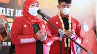 Gubernur Jatim Khofifah melepas Mario Aji untuk berlaga di Moto3 GP 2022. (Dian Kurniawan/Liputan6.com)