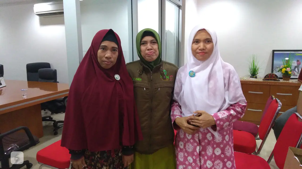 Cik Ari (kerudung putih) dari Gudang Makanan Palembang (GMB) setelah presentasi di depan Tim Google.