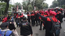 Puluhan buruh dari Konfederasi Serikat Pekerja Indonesia menyampaikan orasi di depan Balai Kota DKI Jakarta, Rabu (20/4). Mereka mendesak Ahok untuk menghentikan proyek reklamasi di Teluk Jakarta dan penggusuran warga. (Liputan6.com/Immanuel Antonius)