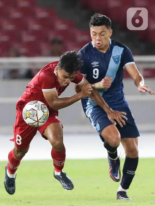 Pemain tengah timnas Indonesia U-20, Arkhan Fikri (kiri) berebut bola dengan penyerang Guatemala U-20, Jefry Leonardo Bartes pada turnamen mini International Friendly Match di Stadion Utama Gelora Bung Karno, Selasa (21/2/2023). Meski unggul jumlah pemain setelah Julio Garcia Ramirez mendapat kartu kuning kedua yang berujung kartu merah, namun timnas Indonesia tetap harus mengakui keunggulan Guatemala 0-1. (Liputan6.com/Herman Zakharia)