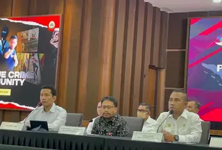 Juru Bicara Densus 88, Kombes Pol Myandra Eka Wardhana (sebelah kiri) menjelaskan mengenai temuannya terkait grup True Crime Community (TCC). (Foto: Istimewa).