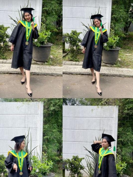 Ini adalah potret penampilan Azizah Salsha saat wisuda SMA tahun 2021 lalu. Sahabat Yoriko Angeline ini tampil simpel dengan rambut yang digerai. Tidak pakai high heels, Azizah Salsha lebih memilih untuk mengenakan flat shoes. Tak mengurangi pesonanya, wanita kelahiran 2003 ini tetap cantik meski foto candid sekalipun. (Liputan6.com/IG/@azizahsalsha_)