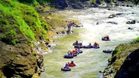 Tubing menyusuri derasnya aliran sungai Klawing. (Liputan6.com/Dinkominfo PBG/Muhamad Ridlo)
