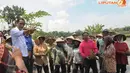 Jokowi bertanya tentang kondisi pertanian terutama tanaman padi di daerah Ngawi (Liputan6.com/Herman Zakharia) 