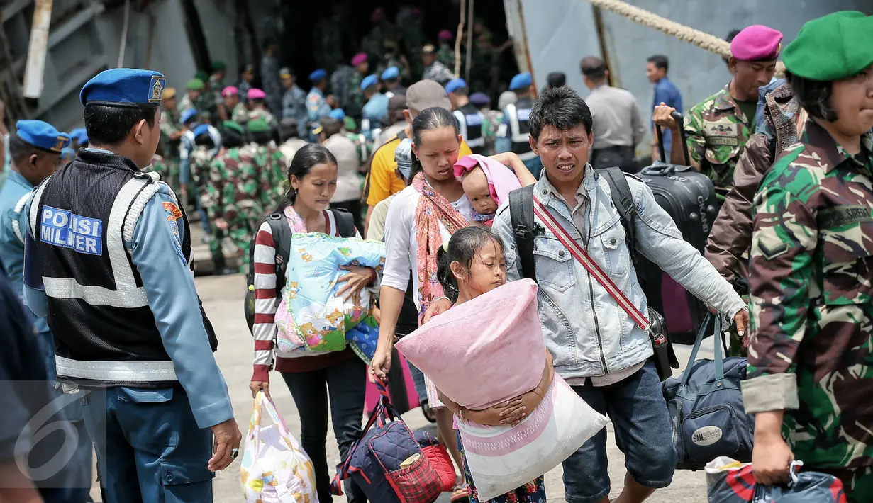 Keluarga ex Gafatar berjalan saat tiba di Dermaga Kolinlamil Tanjung Priok, Jakarta, Rabu (27/01). Warga eks Gafatar nantinya akan dibawa ke Rumah Aman Buperta Cibubur, Jakarta Timur. (Liputan6.com/Faizal Fanani)