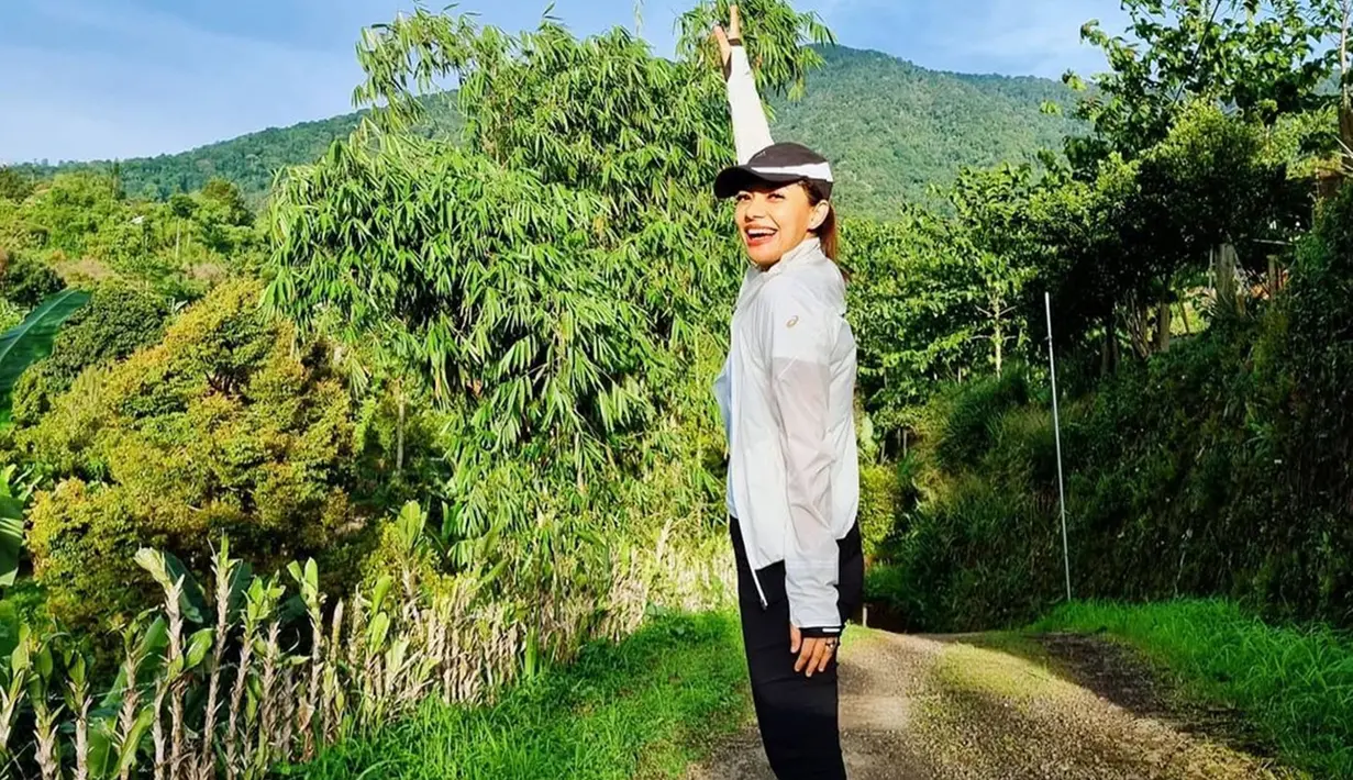 Dalam akun Instagram pribadinya, Najwa Shihab juga kerap mengunggah foto penampilannya saat tampil sporty. Memakai jaket berwarna putih serta celana hitam, wanita kelahiran 16 September 1977 ini juga terlihat tampil dengan topi senada. (Liputan6.com/IG/@najwashihab)