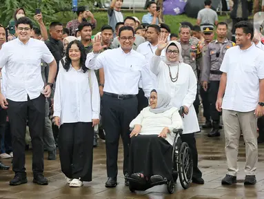Calon Presiden nomor urut 1 Anies Baswedan (tengah) bersama keluarganya berjalan menuju TPS 60, Lebak Bulus, untuk menggunakan hak pilihnya pada Pemilu 2024, Jakarta, Rabu (14/2/2024). (Liputan6.com/Angga Yuniar)