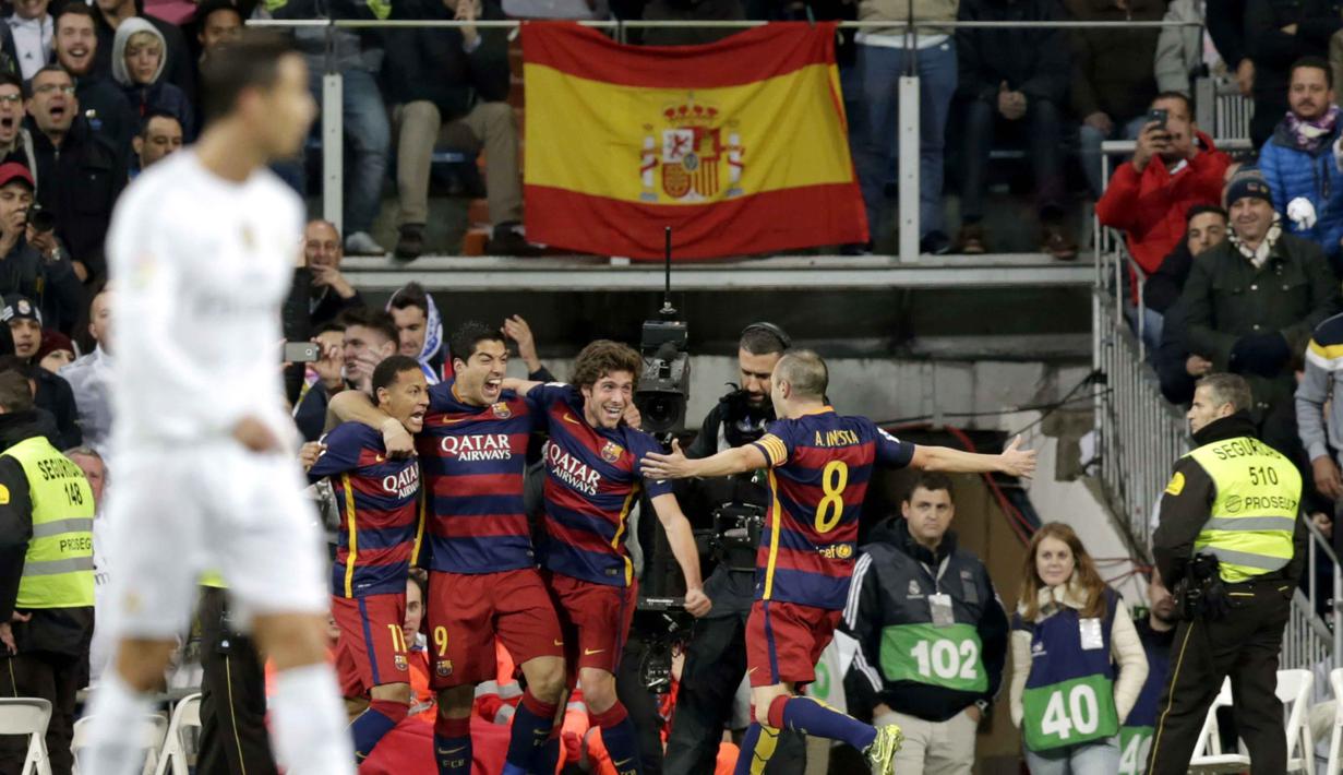 Pemain Barcelona FC merayakan kemenangan saat melawan Real Madrid pada lanjutan La Liga Spanyol di Stadion Santiago Bernabeu,Madrid (21/11/2015). Barcelona menang 4-0.  (EPA/Javier Lizon)