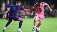 Ashley Westwood #8 dari Charlotte FC dan Lionel Messi #10 dari Inter Miami bertanding selama babak pertama pertandingan di Chase Stadium pada Minggu (29/9/202)&nbsp;2024 di Fort Lauderdale, Florida. (Megan Briggs/ Getty Images via AFP)