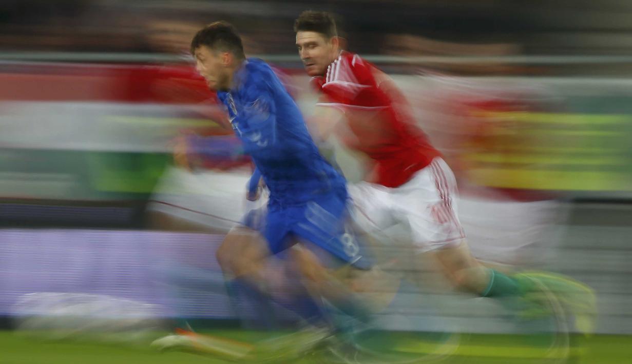 Pemain Hungaria, Adam Nagy (kanan) berebut bola dengan pemain Kroasia, Mateo Kovacic (kiri) pada laga persahabatan di Stadion Ferenc Puskas, Budapest, Hungary, Minggu (27/3/2016) dini hari WIB.   (REUTERS/Laszlo Balogh)