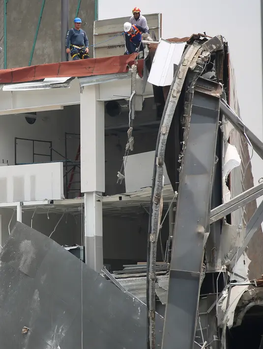 Salah satu pusat perbelanjaan mentereng, Artz Pedregal, roboh di Meksiko, Kamis (12/7). Pihak berwenang menyebut, tiang penyangga bangunan tidak mampu menahan konstruksi balkon yang berada di lantai atas gedung utama. (AP Photo/Anthony Vazquez)