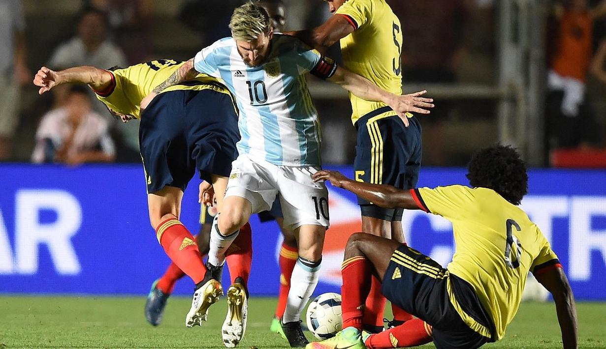Striker Argentina, Lionel Messi, dijaga ketat para pemain Kolombia pada laga kualifikasi Piala Dunia 2018 zona CONMEBOL di Estadio San Juan del Bicentenario, Selasa (15/11/2016). (AFP/Eitan Abramovich)