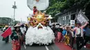 Saat berunjuk rasa, mereka membawa replika kapal “Thousand Sunny” terinspirasi dari serial animasi One Piece, serta membentangkan spanduk besar bertuliskan “Lindungi Pulau Kecil, Selamatkan Pulau Pari.” (Yasuyoshi CHIBA/AFP)