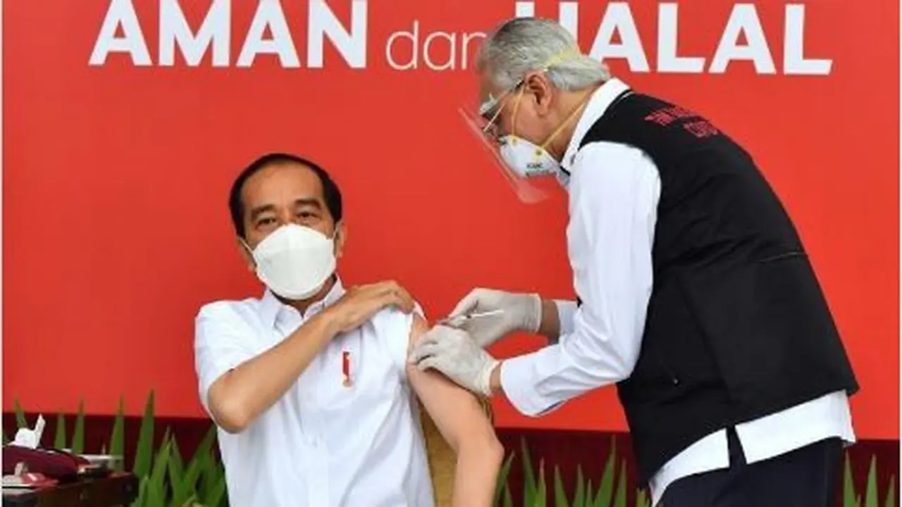 Sneakers Jokowi Saat Suntik Vaksin Covid-19 Perdana, Harganya Tak Sampai Rp500 Ribu