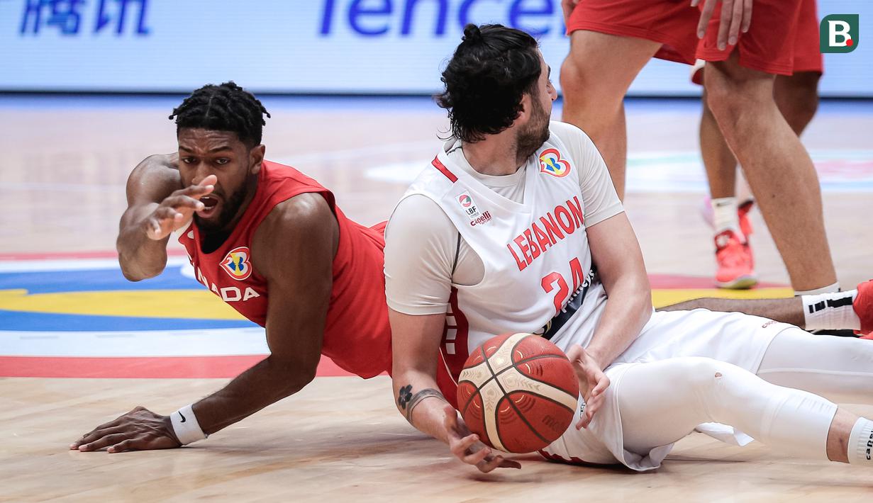 <p>Pebasket Kanada, Nickeil Alexander-Walker (kiri) berusaha merebut bola dari pebasket Lebanon, Hayk Gyokchyan pada laga kedua Grup H Piala Dunia FIBA 2023 di Indonesia Arena, Senayan, Jakarta, Minggu (27/08/2023). (Bola.com/Bagaskara Lazuardi)</p>