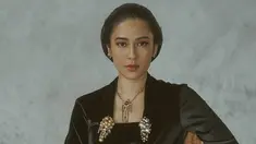 Dian Sastro mengenakan kebaya hitam yang dilengkapi dengan perhiasan lengkap. Dalam sesi pemotretan ini Dian berhasil memerankan keanggunan Kartini. (sumber: Liputan6.com/IG/therealdisastr)