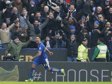 Pemain Leicester City, Leonardo Ulloa merayakan golnya ke gawang Norwich City bersama suporter pada lanjutan Liga Inggris pekan ke-27 di Stadion King Power, Sabtu (27/2/2016) malam WIB. (Reuters/Andrew Yates)