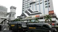 Sejumlah kendaraan taktis Jihandak TNI AD berjaga di depan gedung Sarinah, Jakarta, Kamis (14/1/2016). Ratusan petugas penjinak bom gabungan bersiaga pasca ledakan yang terjadi di pos polisi Sarinah, Jakarta. (Liputan6.com/Helmi Fithriansyah)