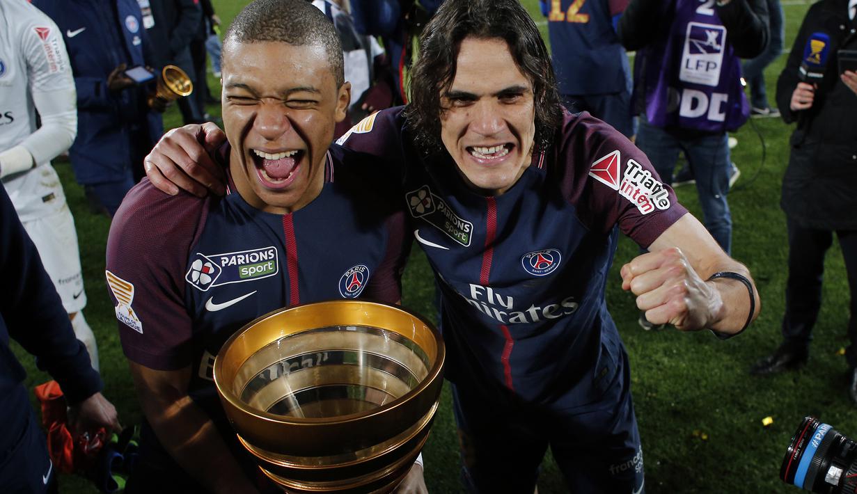 Pemain PSG, Edinson Cavani (kanan) dan Kylian Mbappe memegang Coupe De La Ligue usai kalahkan AS Monaco di Stade Matmut Atlantique, Bordeaux, Sabtu (31/3/2018) waktu setempat. PSG menang 3-0. (AP/Thibault Camus)