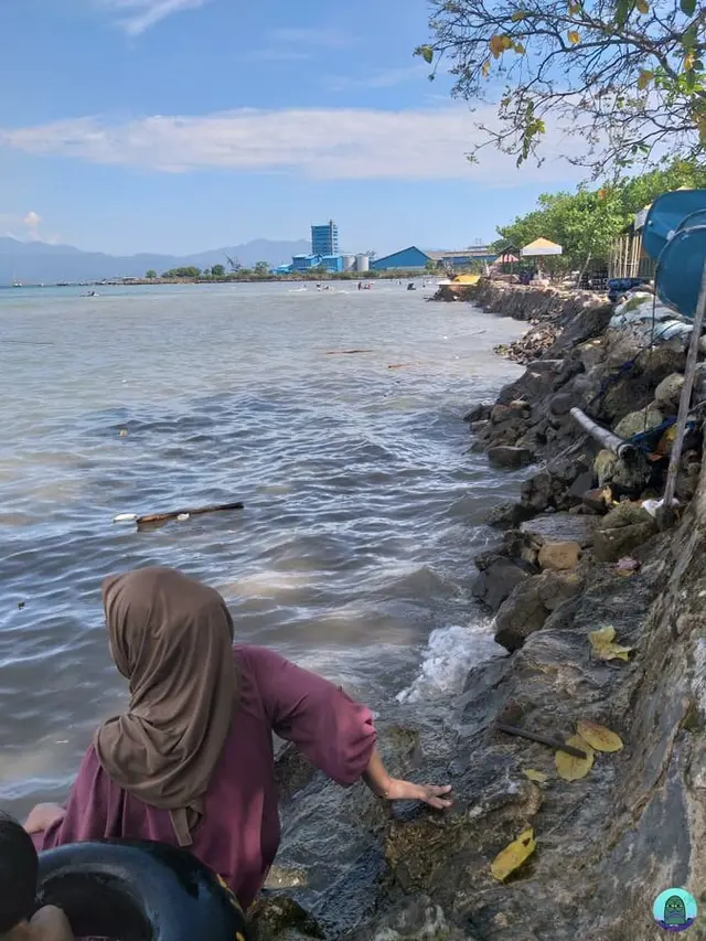 Wanita Ini Minta Foto Tangannya Diedit Pindah Depan, 8 Hasilnya Bikin Enggak Habis Pikir