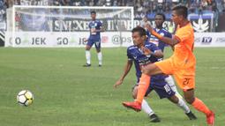 Bek Persija Jakarta, Valentino Telaubun, menghindari kejaran striker PSIS Semarang, Komarudin, pada laga Liga 1 di Stadion Sultan Agung, Bantul, Jumat (20/4/2018). PSIS kalah 1-4 dari Persija. (Bola.com/Ronald Seger)