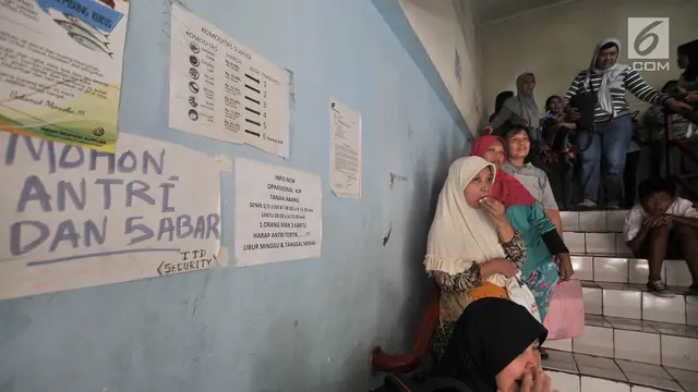 Antrean Warga Beli Sembako Murah dengan KJP