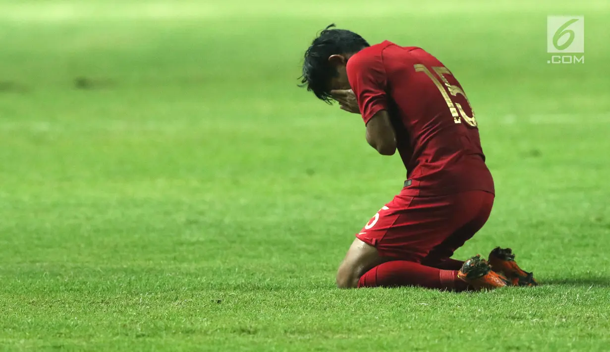 Bek Timnas Indonesia U-19. Firza Andika usai laga melawan China U-19 pada PSSI 88th U-19 International Tournament di Stadion Pakansari, Selasa (25/9). Indonesia kalah 0-3. (Liputan6.com/Helmi Fithriansyah)