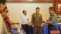 Citizen6, Jakarta: Pangkolinlamil Laksda TNI S.M. Darojatim menyambut kedatangan Tim BPK RI yang akan melaksanakan wasrik di Kolinlamil, Selasa (9/10). (Pengirim: Dispenkolinlamil).