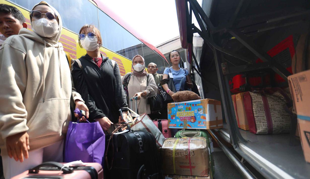 Lonjakan penumpang diperkirakan akan terus berlanjut hingga malam hari.