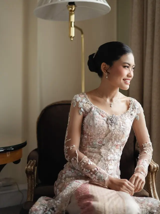 5 Tampilan Namira Adjani Anak Sulung Alya Rohali saat Lamaran, Anggun Berkebaya Pink (credit: instagram/namiradjani).