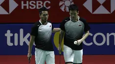 Ganda putra Indonesia, Mohammad Ahsan/Hendra Setiawan saat melawan ganda Jerman, Mark Lamsfuss/Marvin Seidel, pada Blibli Indonesia Open 2019 di Istora Senayan, Jakarta, Rabu (17/7). Ahsan/Hendra menang 21-16, 21-17. (Bola.com/Yoppy Renato)