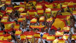 Suporter Real Madrid membentangkan bendera Spanyol saat pertandingan melawan Espanyol di Santiago Bernabeu, Spanyol (1/10). Warga Catalonia mengikuti referendum Minggu (1/10) untuk memutuskan memerdekakan diri atau tidak. (AFP Photo/Gabriel Bouys)