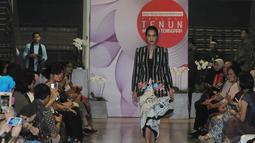 Pembukaan pameran ini diisi dengan mini fashion show karya-karya desainer Samuel Wattimena di Museum Tekstil Jakarta, Rabu (12/11/2014). (Liputan6.com/Herman Zakharia)