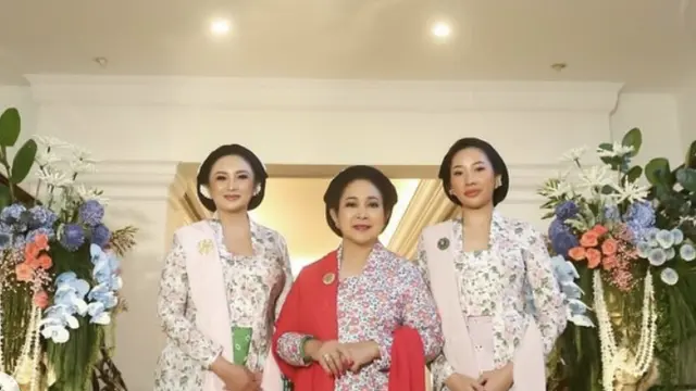 Inspirasi Model Kebaya Bunga ala Titiek Soeharto