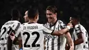 <p>Penyerang Juventus, Dusan Vlahovic berselebrasi dengan rekannya Angel Di Maria setelah mencetak gol ke gawang Sassuolo pada pertandingan Liga Serie A Italia di stadion Juventus di Turin (15/8/2022). Vlahovic mencetak dua gol dan mengantar Juventus menang atas Sassuolo 3-0. (AFP/Marco Bertorello)</p>