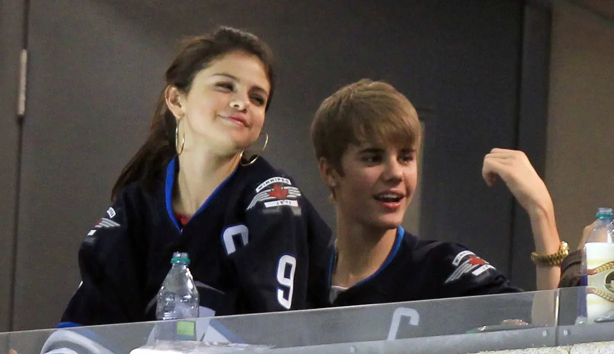 Selena Gomez dan Justin Bieber tertangkap berciuman saat Bieber tengah bermain Hockey di Los Angeles. (HawtCelebs)