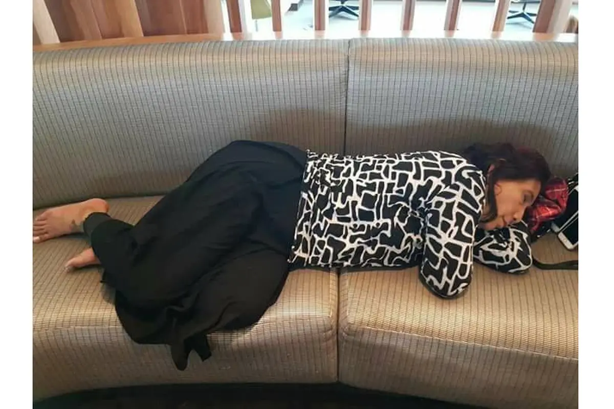 Menteri Kelautan dan Perikanan Susi Pudjiastuti tertidur di sofa ruang tunggu VIP Bandara John F Kennedy, New York, AS. (Sumber: Facebook Jim B Aditya).