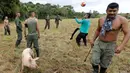 Para pejuang dari Angkatan Bersenjata Revolusioner Kolombia (FARC) bermain voli di sebuah kamp dimana mereka mempersiapkan diri untuk pengesahan kesepakatan damai dengan pemerintah, di Yari Plains, Kolombia, (17/9). (REUTERS/John Vizcaino)