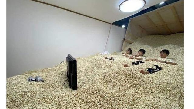 6 Momen Bapak-Bapak Saat Nonton TV Ini Enggak Habis Pikir, Kocak