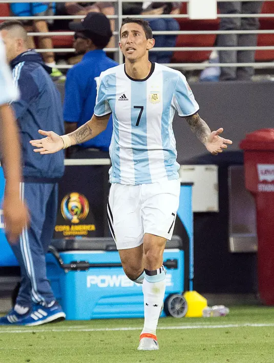 Gelandang Argentina, Angel Di Maria melakukan selebrasi usai mencetak gol kegawang Chile pada Copa America Centenario 2016 di Levi's Stadium, California, AS (7/6). Argentina menang atas Chile dengan skor 2-1. (Kelley L Cox-USA TODAY Sports)